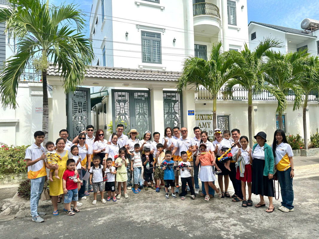 Du xuân gia đình cùng cấp quản lý Bcons Homes